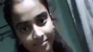 Cewek Abg India Pertama Kali Main Sendiri, Bikin Crot Nonton.