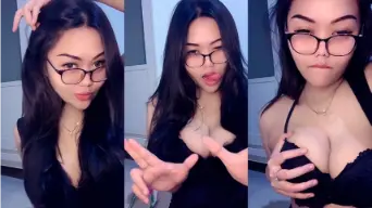 Nayasa Bergaya Kacamata Tampil Sensual Dan Menggoda Dalam Video Panas