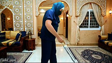 Pembantu Rumah Hijab Disuruh Isep Kontol Majikan Sampe Habis