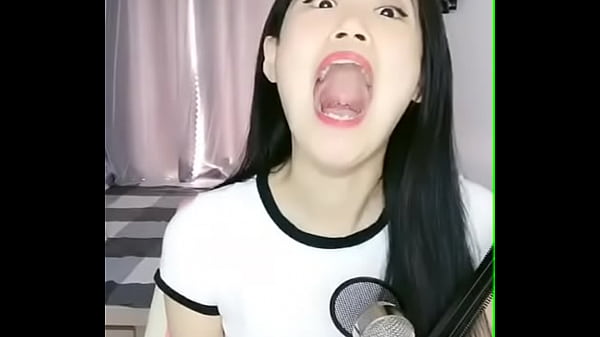 Gadis Cina Nganga, Bibir Basah Siap Nampung