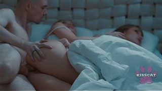Bokap Tiri Gagahi Dan Crot Dalam Anak Tirinya, Jessie Ames, Di Ranjang Yang Sama Sama Ibu Tirinya?