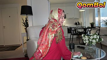 Menggoda Adik Tiri Berkerudung Usai Dia Selesai Bersih-bersih Rumah