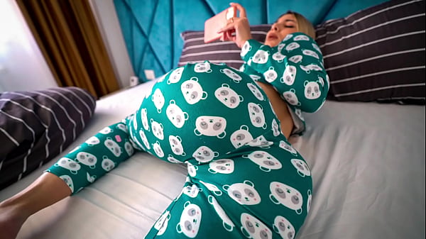 Kakak Tiri Ketahuan Nonton Film Porno, Lalu Kugoda Sampai Meronta Minta Dikasih Penuh Dalam-dalam