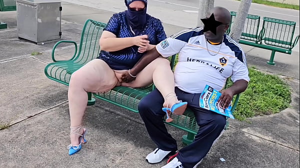 Jilbab Muslim Milf Biarkan Orang Asang Di Halte Bus Memuaskan Hasratnya Dua Kali Di Bibir Kemaluan Montoknya Yang Lebar (terbuka Di Luar Ruangan) Bbw Ssbbw