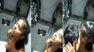 18 Tahun, Anak Kuliahan, Ngejilat Memek Pacar Di Toilet Umum, Bikin Basah Semua.