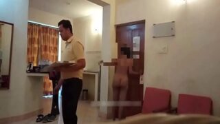 Berani Banget, Tante Tamil Telanjang Depan Pelayan.