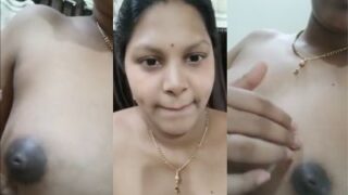 Desi Cewek Chennai Telanjang, Menekan-nekan Payudara Montoknya Yang Terbuka.