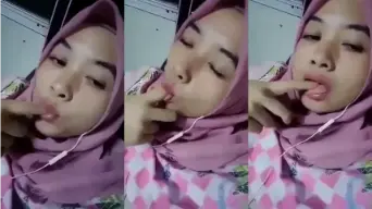 Vcs Ukhtie Sange Banget, Jari Dimasukin Dalem Mulut Sampe Becek.