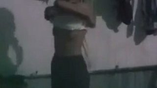Video Mabar Pembantu Desi Mandi Kamera Tersembunyi