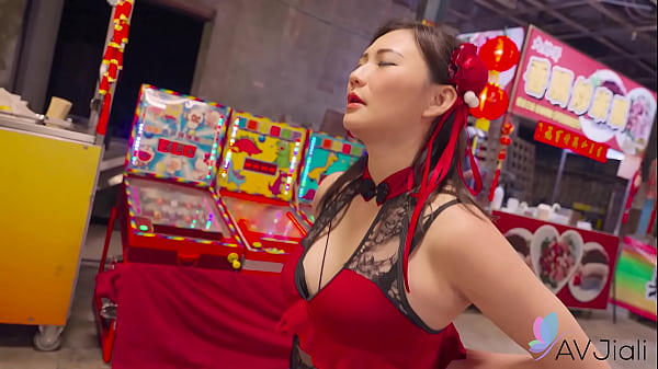 Cewek China Mio Digenjot Di Pasar Malam, Makin Digoyang Makin Basah.