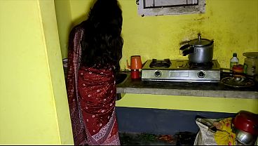 Devar Ngintip Bini Kakak Sendirian Di Dapur, Langsung Ngewein Paksa Sampai Bini Kakak Merintih.