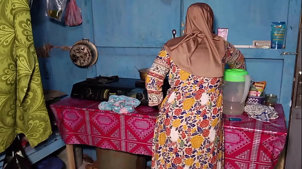 Ngentotin Istri Temen Pas Lagi Masak, Makin Basah Denger Suara Wajan