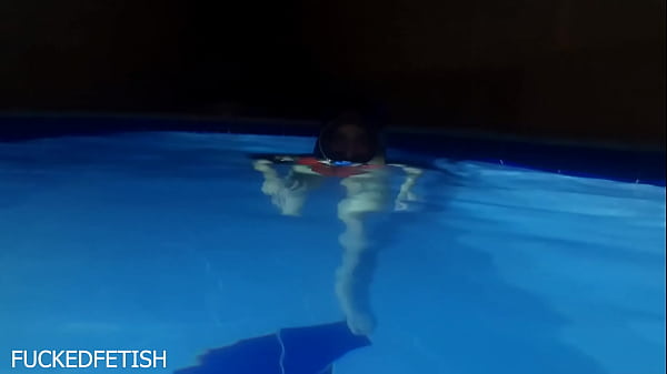 Helen Star Pake Baju Renang Seksi, Masker Malam, Ngebut Di Kolam Sambil Crot.