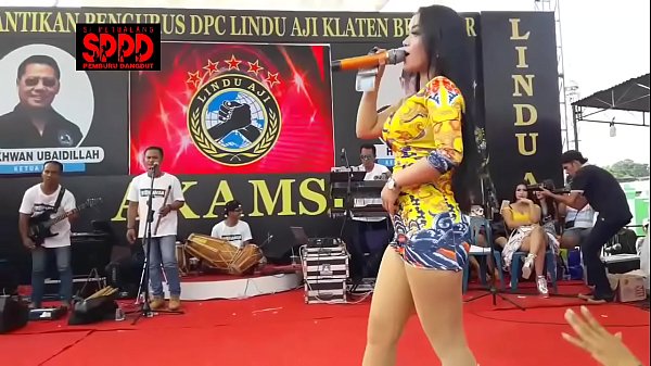 Tarian Erotis Indonesia – Sintya Riske Bergoyang Liar Di Atas Panggung, Bikin Mencekik Nafas