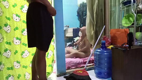Ngentotin Istri Temen Sambil Dia Colmek Sendiri, Makin Nikmat Rasanya