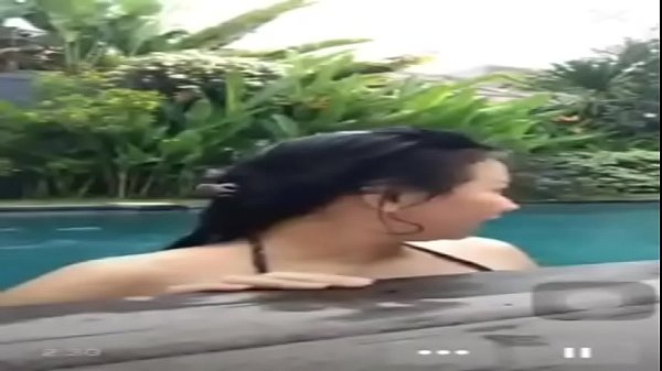 Ngentot Di Kolam Sambil Live, Basah Semua