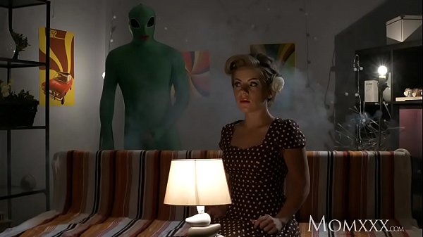 Mama Rumah Tangga Kesepian Dirogoh Dalam Sama Alien Pas Halloween.