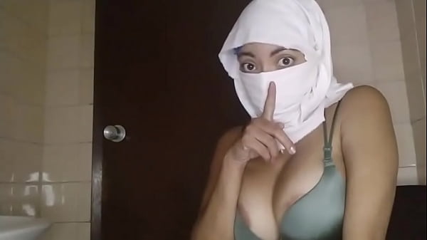 Istri Muslim Arab Yang Benar-benar Horny, Pelacur, Masturbasi Sampai Muncrat Diam-diam Saat Suami Lagi Keluar