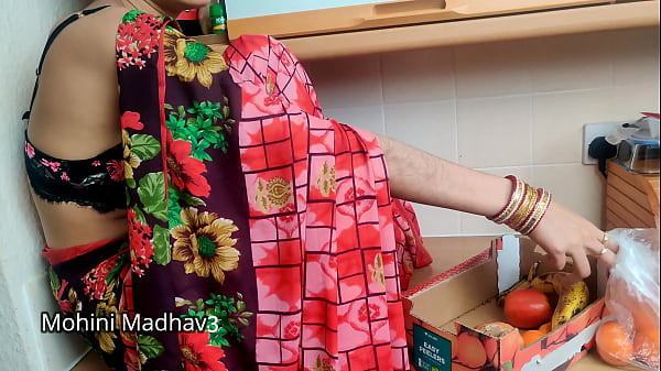 भारतीय देसी फल बेचने वाली रंडी ने ग्राहक से भाव तय करने के लिए जोरदार चुदाई की हिंदी आवाज