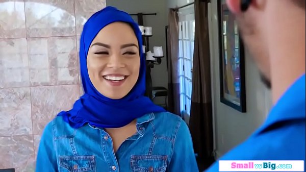 Gadis Arab Mungil Digilas Kontol Besar Dua Pria Perkasa
