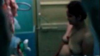 Bhabhi Ketahuan Ngintip Di Kamar Mandi, Video Panasnya Bocor!