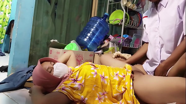 Mau Berangkat Sekolah Malah Diajak Ngentot Sama Ibu Tiri, Enak Banget.