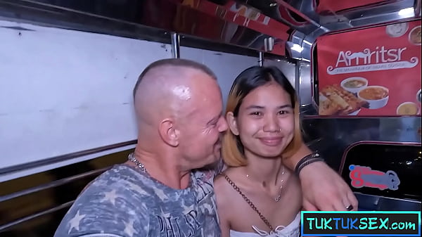 Cewek Thailand Mungil Dijemput Pakai Tuk Tuk Buat Ngewe Di Pattaya