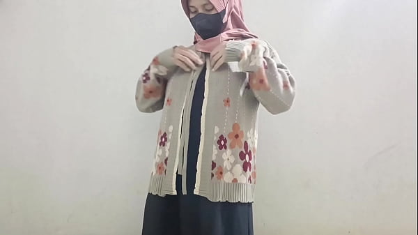 Gadis Berhijab Main Timun Sampai Basah