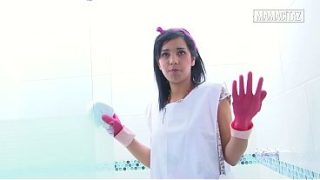 Pembantu Hotel Pake Sarung Tangan Karet, Bungkukin Badan Sambil Ngelap Pancuran, Bikin Ngiler.