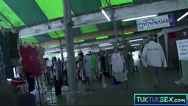 Dua Bule Ngejemput Tante Thailand Mungil Dengan Lidah Ditindik, Siap Digoyang Bareng