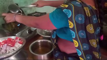 Ibu Rumah Tangga India Lagi Masak Sambil Main Sex Sama Pacar Di Dapur.