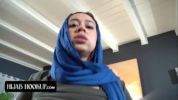Nakal Banget, Cewek Arab Nyepong Kontol Kakak Tirinya Biar Mulutnya Terkunci Dari Bokap Nyokap Tiri Yang Galak.