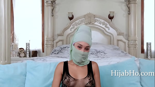 Ibu Tiri Berhijab Bikin Adem – Cali Lee Hot Banget