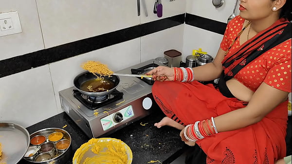 कोमल दिवाली पर नमकीन बना रही थी, देवर ने भाभी को चोदने का मौका पा लिया