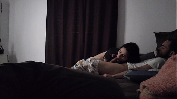Tia Gatal Sengaja Atur Posisi Biar Bisa Rebahan Di Sofa Bareng Ponakan, Sambil Saling Gesekan.