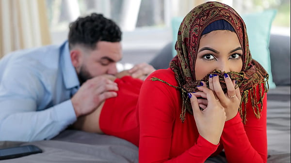 Kakak Tiri Mau Ngajarin Adik Tiri Berhijab Soal Hal-hal Panas Sebelum Dia Nikah – Hijab Bergairah