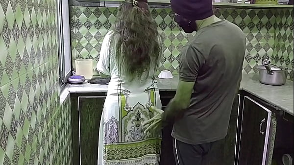 Bini Orang Lagi Sibuk Di Dapur, Tiba-tiba Digrepe Sama Suami, Suara Desahannya Bikin Makin Panas