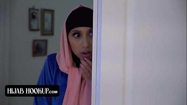 Muslimah Cantik Berhijab Dengan Pantat Sempurna, Memek Sempitnya Digilas Habis Sama Instruktur Bejat