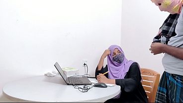 Bankir Hijab Montok Digebuk Petani Desa, Desah Desi Bikin Malu
