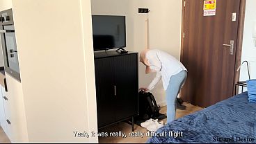 Belum Pernah Liat Yang Segede Ini, Mama Arab Malu-malu Tapi Matanya Nggak Lepas Dari Kontol Gede Anak Tiri Di Ranjang Bareng.