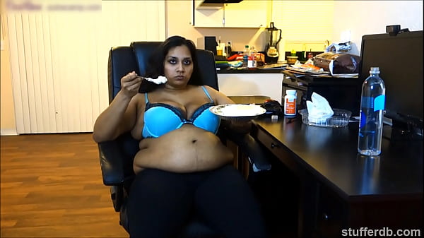 Desi Rose Doyan Banget Sama Pie, Sampe Pengen Ngejilat Sisa-sisanya Pake Lidah Basah!