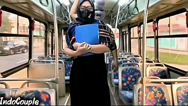 Istri Muslim Pulang Kuliah Sendirian Di Bis, Langsung Digoblok Sama Orang Asing Sambil Jilbabnya Tetap Dipake.