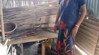 Babu Bihari Ngebut Malkin Di Gubuk, Sambil Keluar Ruangan, Bikin Basah Kuyup.