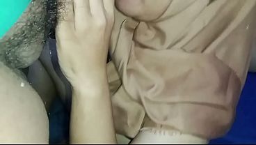 Istri Temen Lagi Minta Dimodali Kontol, Goyang-goyang Enak Sampe Muncrat