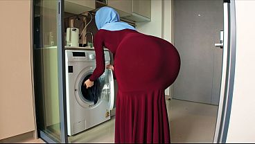 Ibu Tiri Berhijab Itu Menangkap Pandangan Nakalku Yang Jatuh Ke Pantat Bulatnya Yang Seksi.