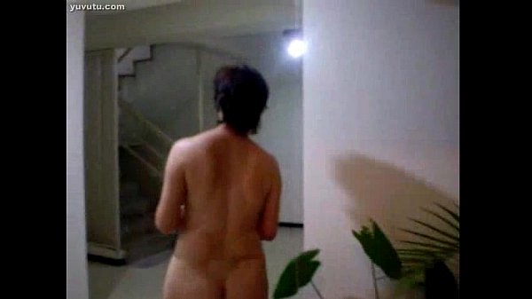Ibu-ibu China Montok Lagi Siram Tanaman, Pantatnya Basah Kena Air