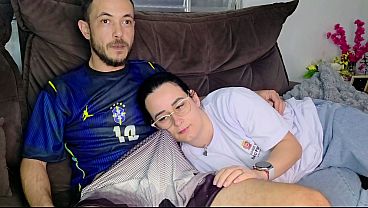 Irmãzinha Digita, Irmão Mais Velho Enfia A Língua Nela Enquanto O Brasil Joga