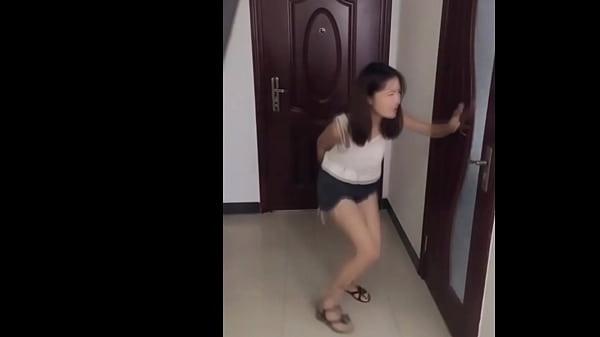 Gadis China Ngebet Banget Mau Pipis, Sampai Nahan Muka Merah