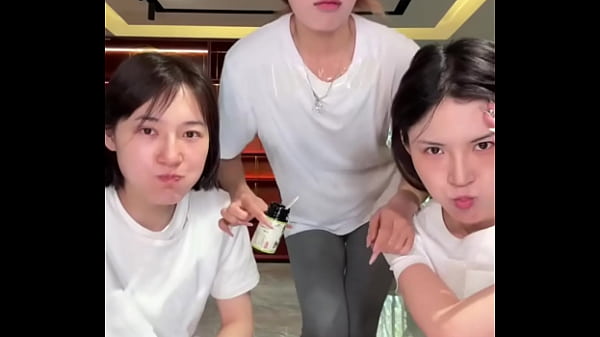 Orang Pendek Di China, Tapi Yang Satu Ini Bikin Kamu Pengen Lihat Lebih Dekat Saking Bikin Panas.