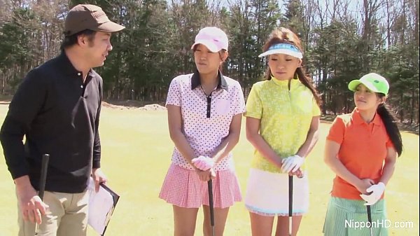 Gadis Asia Muda Main Golf Telanjang, Sambil Goyang-goyangin Pantat Basah Kena Keringat.